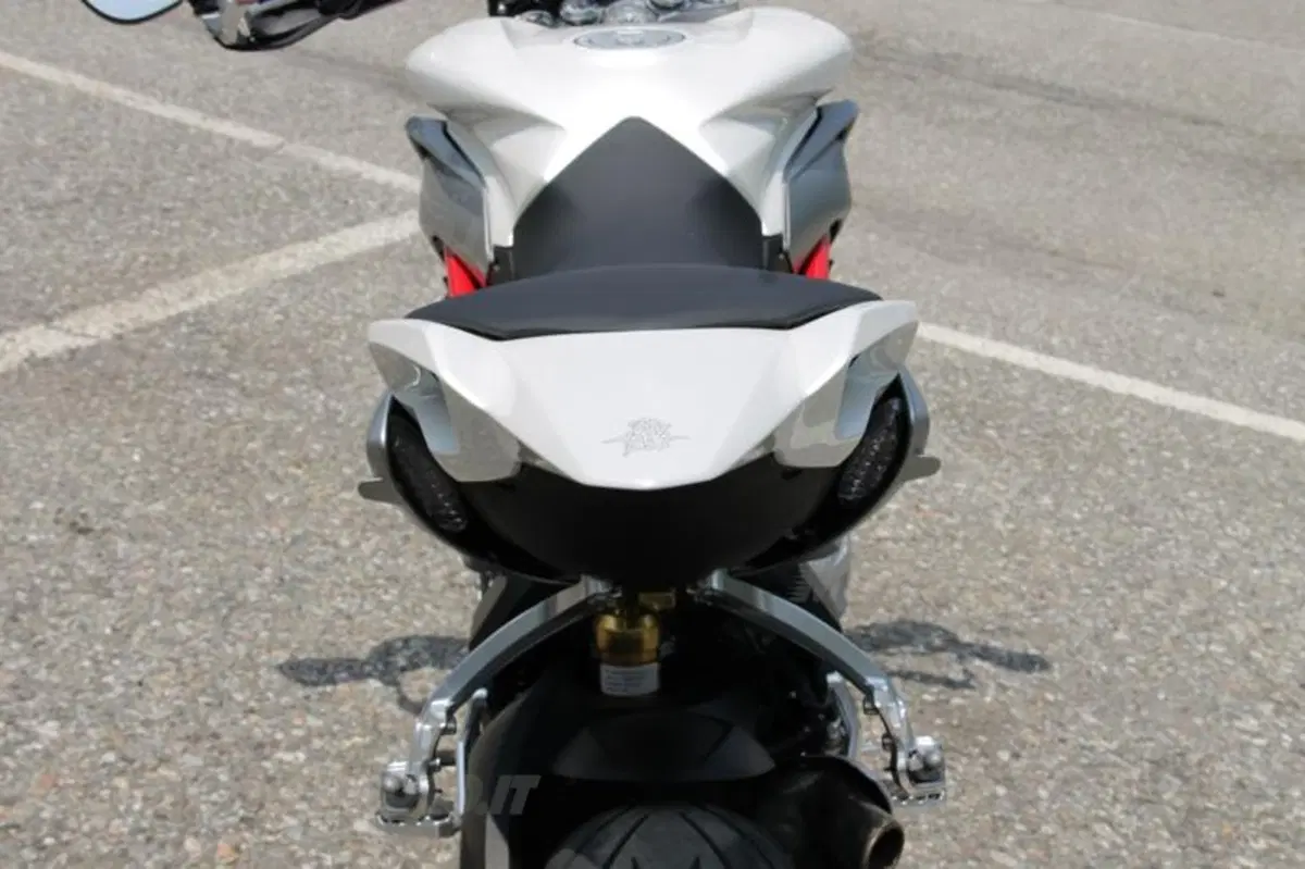 MV Agusta Rivale: eccola in azione su strada (8)