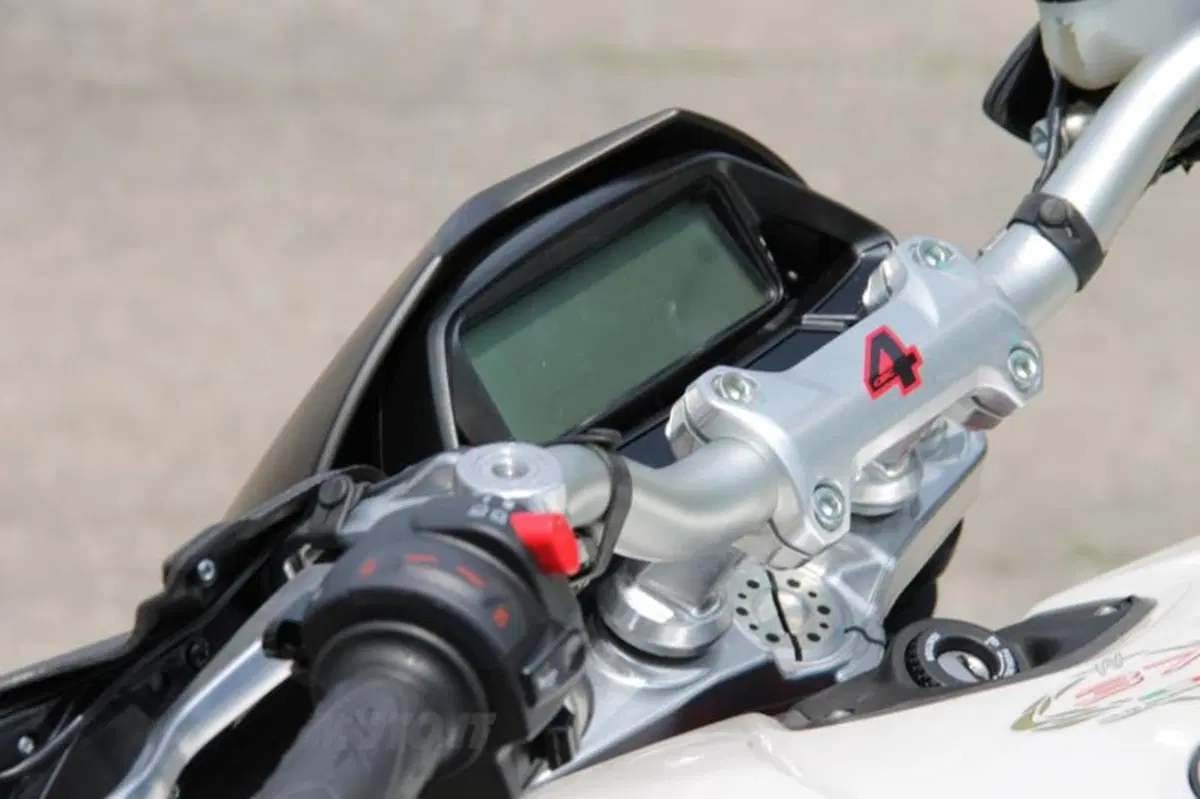 MV Agusta Rivale: eccola in azione su strada (9)