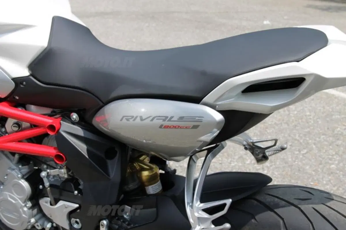 MV Agusta Rivale: eccola in azione su strada (10)