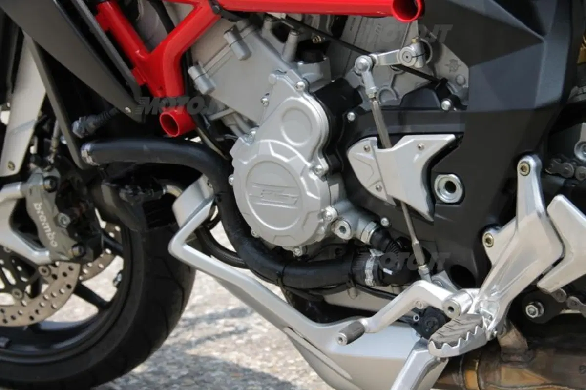MV Agusta Rivale: eccola in azione su strada (11)