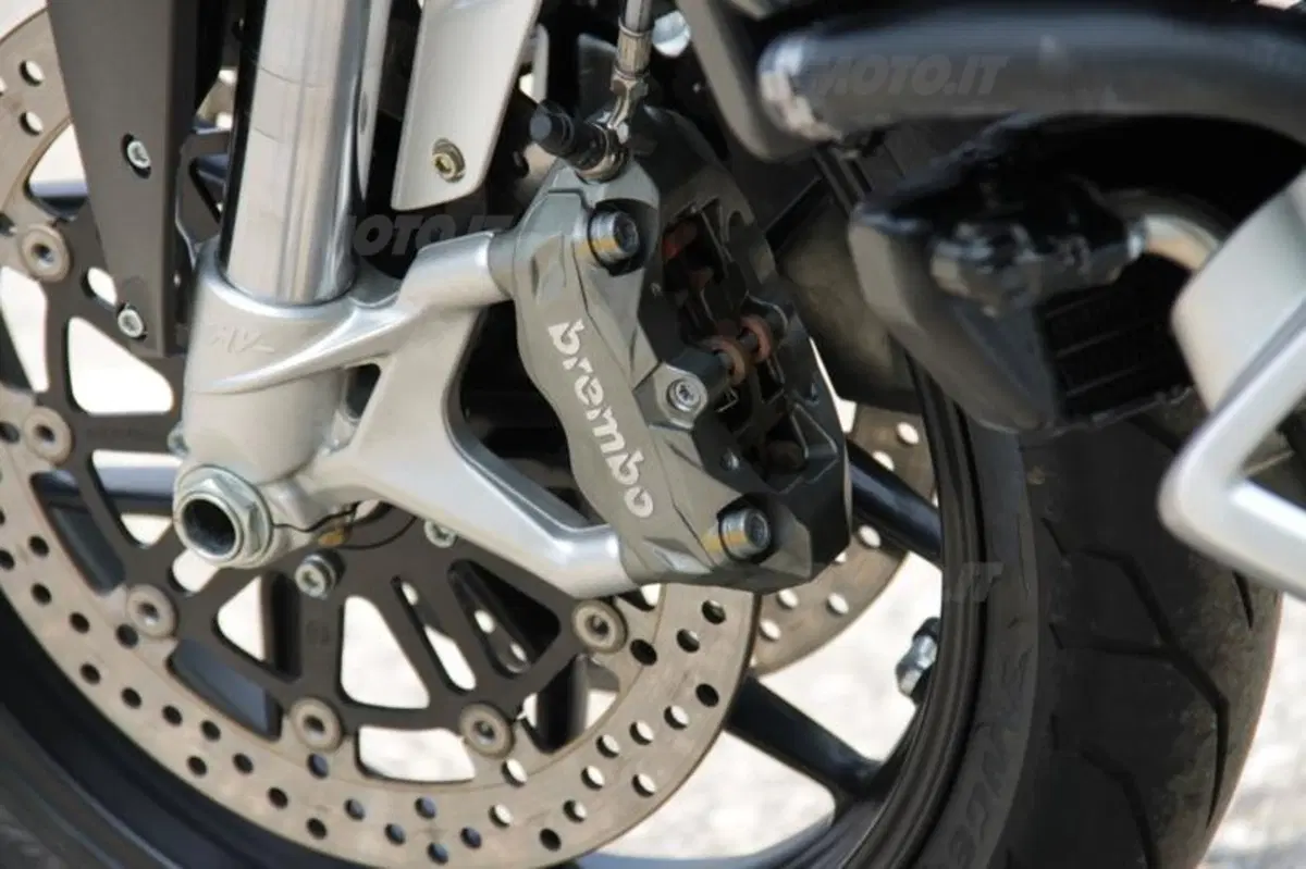 MV Agusta Rivale: eccola in azione su strada (12)