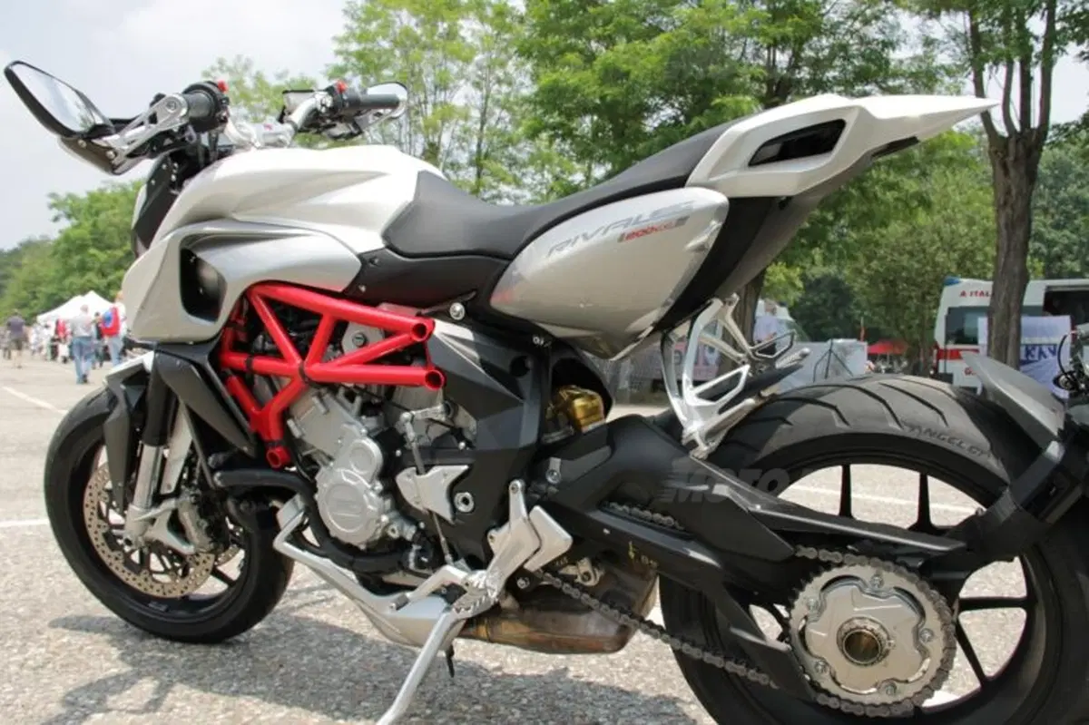 MV Agusta Rivale: eccola in azione su strada (13)