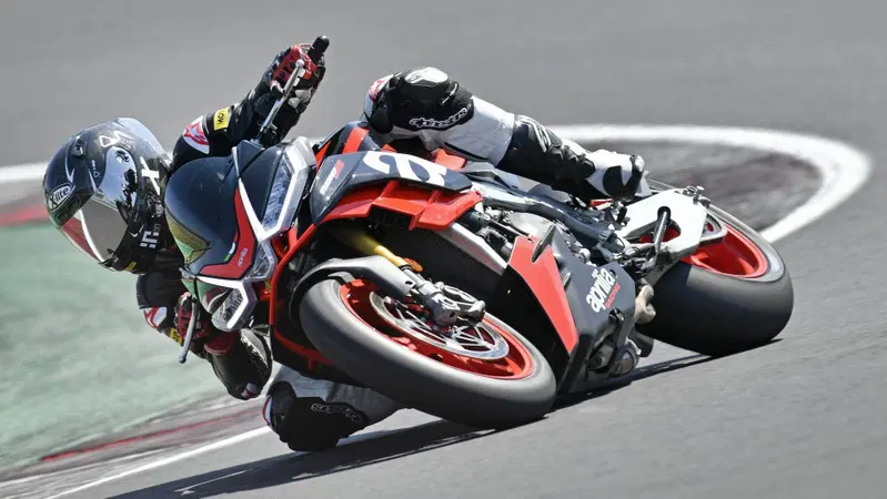 Aprilia Tuono V4 Factory 2021: Tuono e fulmini