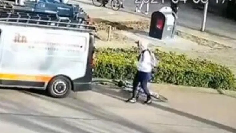 Epic fail: il ciclista che chatta e il furgone &hellip;che non si sposta [VIDEO VIRALE]