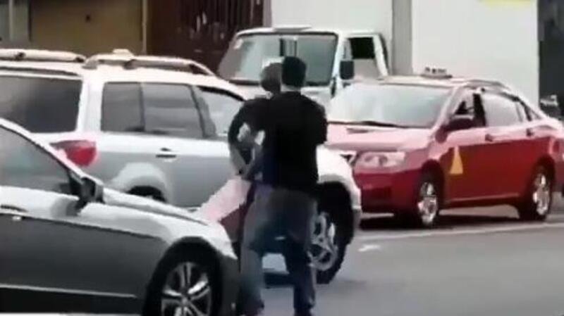 L&rsquo;automobilista gli butta a terra la moto e il motociclista si fa giustizia da solo [VIDEO]