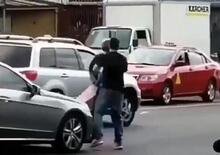 L’automobilista gli butta a terra la moto e il motociclista si fa giustizia da solo [VIDEO]
