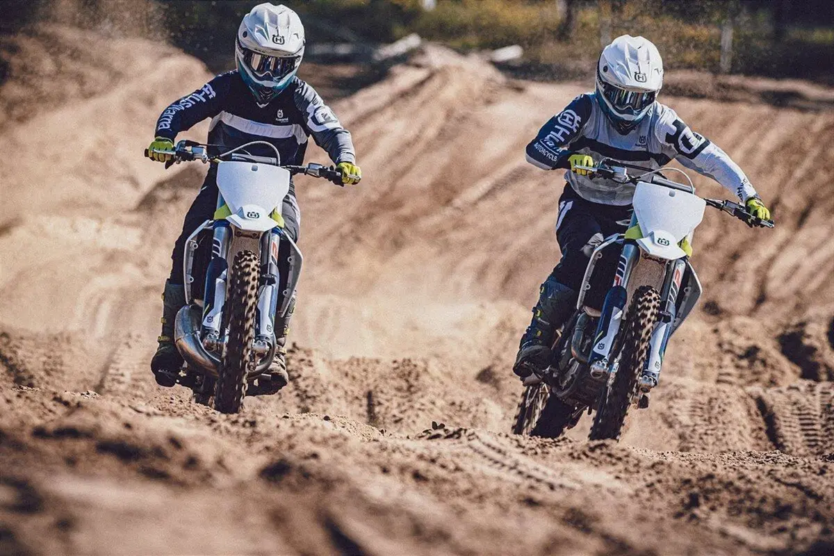 Husqvarna è pronta con la gamma Motocross 2022 a 2 e 4 tempi!