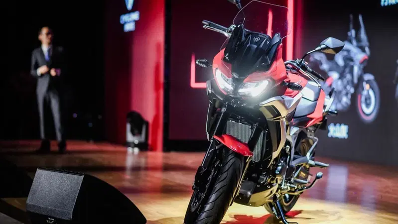 Cyclone RX6, presentata l'adventure Zongshen con il motore Norton