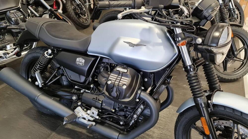 Moto Guzzi V7 Stone (2021 - 24) (4)