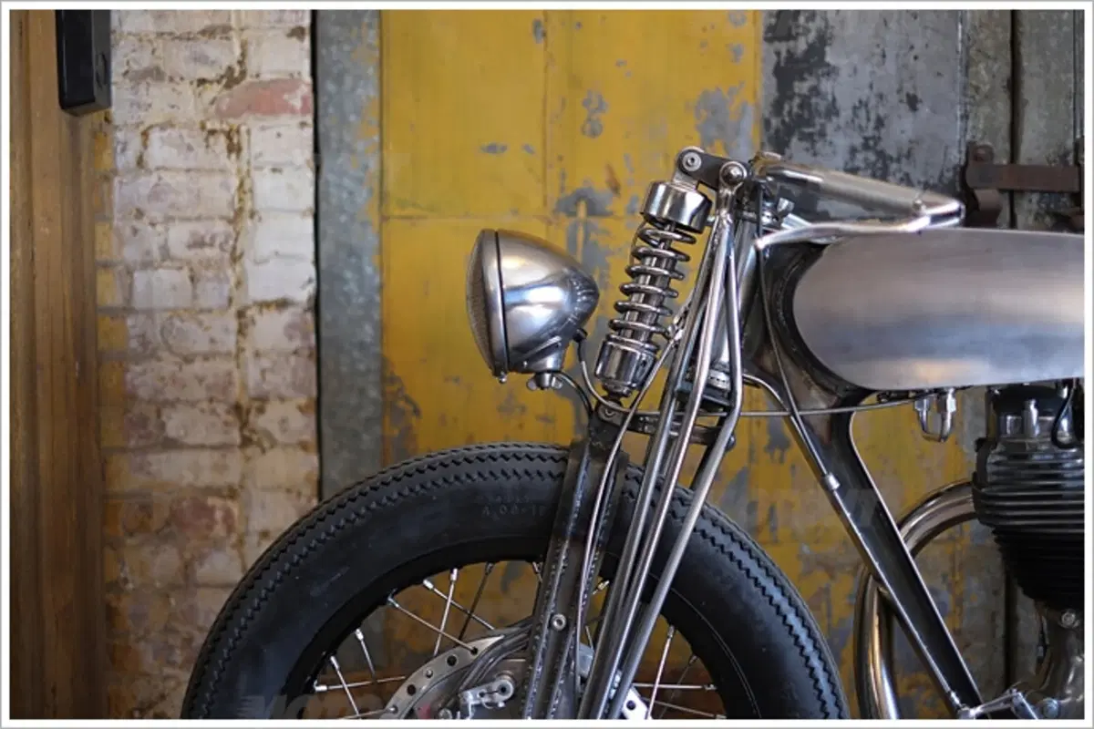 Hazan Motorworks, opera d'arte su base Royal Enfield 500 (7)