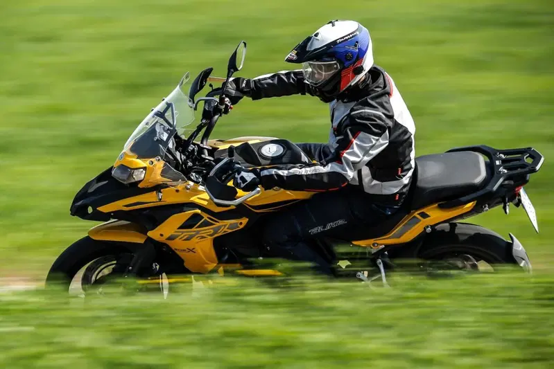 Benelli TRK 502 X &egrave; molto comoda e agile nel misto a dispetto del peso elevato
