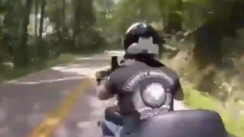 Moto crash: l&rsquo;harleysta che maledir&agrave; il saluto del motociclista [VIDEO VIRALE]