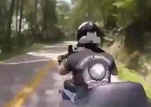 Moto crash: l’harleysta che maledirà il saluto del motociclista [VIDEO VIRALE]