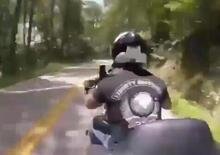 Moto crash: l’harleysta che maledirà il saluto del motociclista [VIDEO VIRALE]