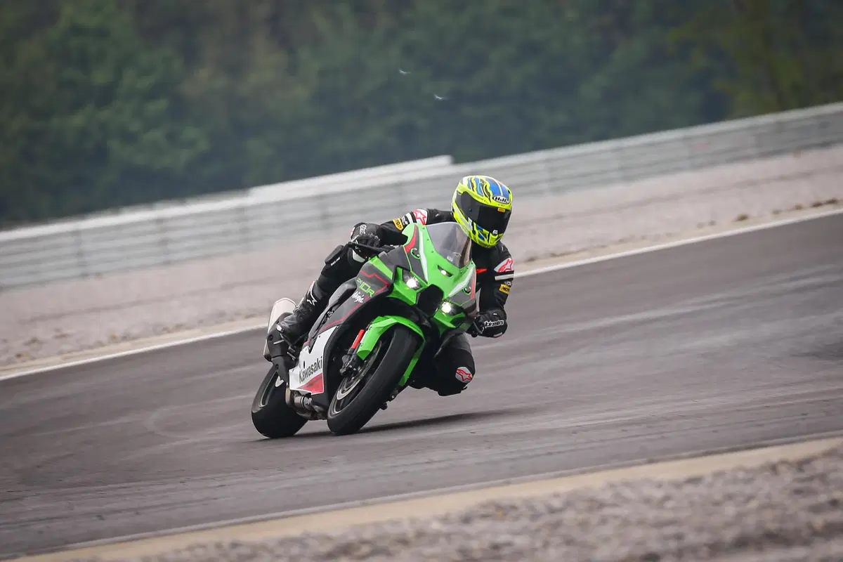 Kawasaki Ninja ZX-10R 2021: l'immortale (3)