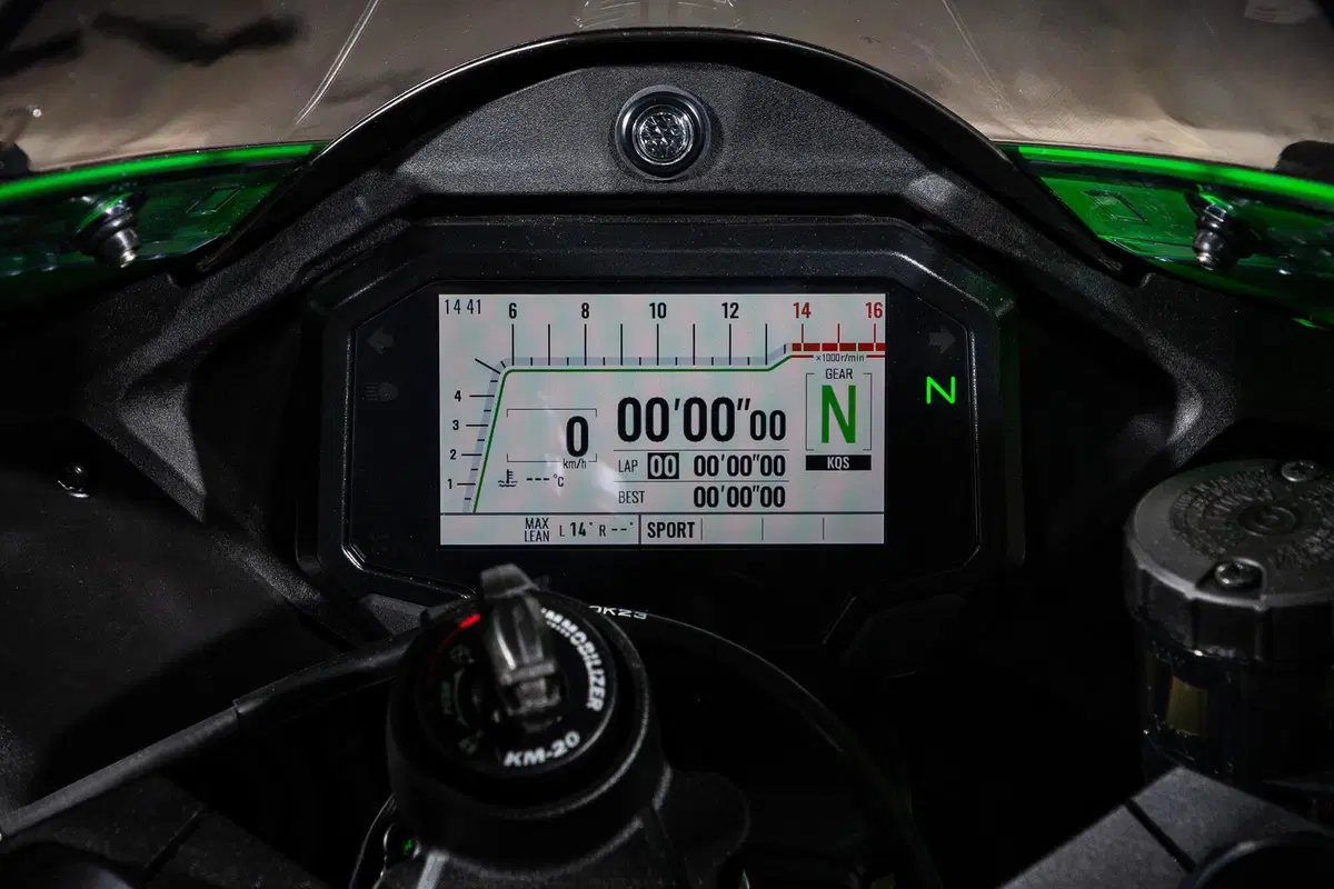 Kawasaki Ninja ZX-10R 2021: l'immortale (7)