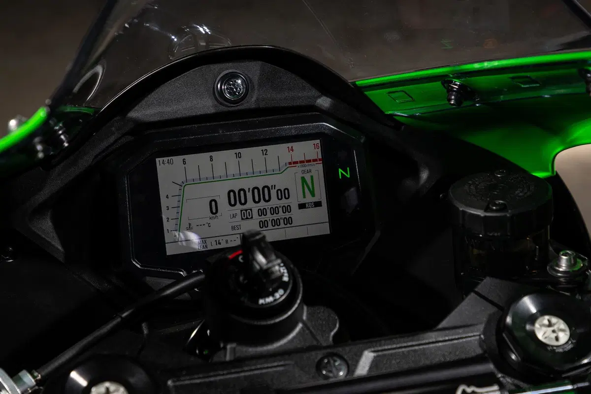 Kawasaki Ninja ZX-10R 2021: l'immortale (13)