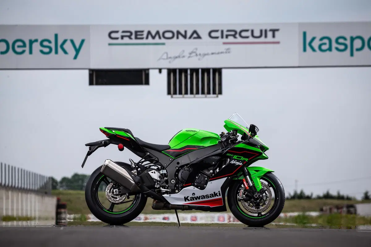 Kawasaki Ninja ZX-10R 2021: l'immortale (8)