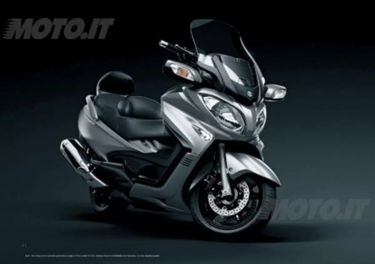 Suzuki Burgman 650: dal 15 giugno al 30 settembre 2013 lo schienalino in tinta &egrave; in omaggio