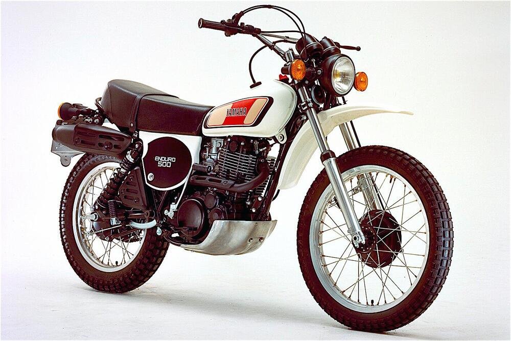 La Yamaha XT 500 ha aperto l&rsquo;era delle grosse enduro monocilindriche a quattro tempi. La robustezza, la versatilit&agrave; e la facilit&agrave; di guida erano straordinarie e l&rsquo;estetica era semplicemente splendida. Questo &egrave; un esemplare del 1977, quando sono stati adottati lo scarico alto e il salvacarter in alluminio