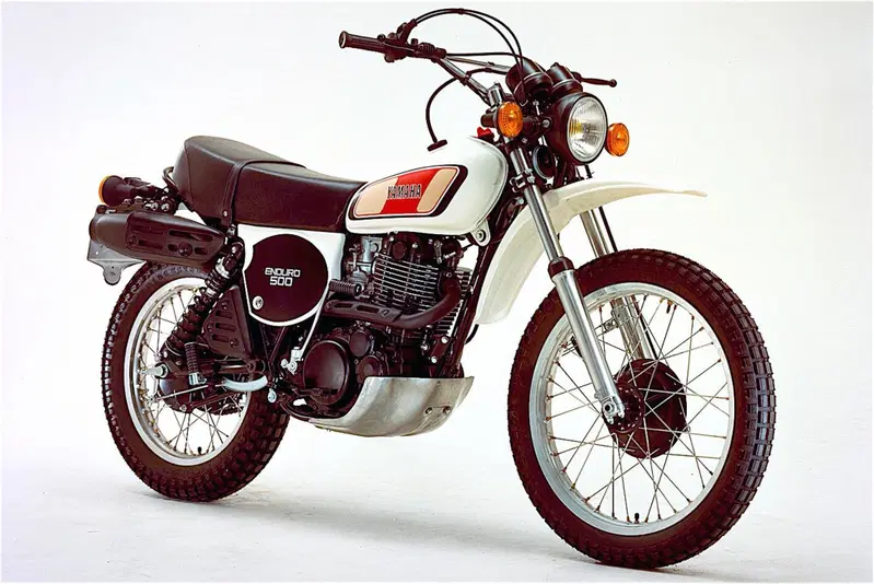 La Yamaha XT 500 ha aperto l&rsquo;era delle grosse enduro monocilindriche a quattro tempi. La robustezza, la versatilit&agrave; e la facilit&agrave; di guida erano straordinarie e l&rsquo;estetica era semplicemente splendida. Questo &egrave; un esemplare del 1977, quando sono stati adottati lo scarico alto e il salvacarter in alluminio