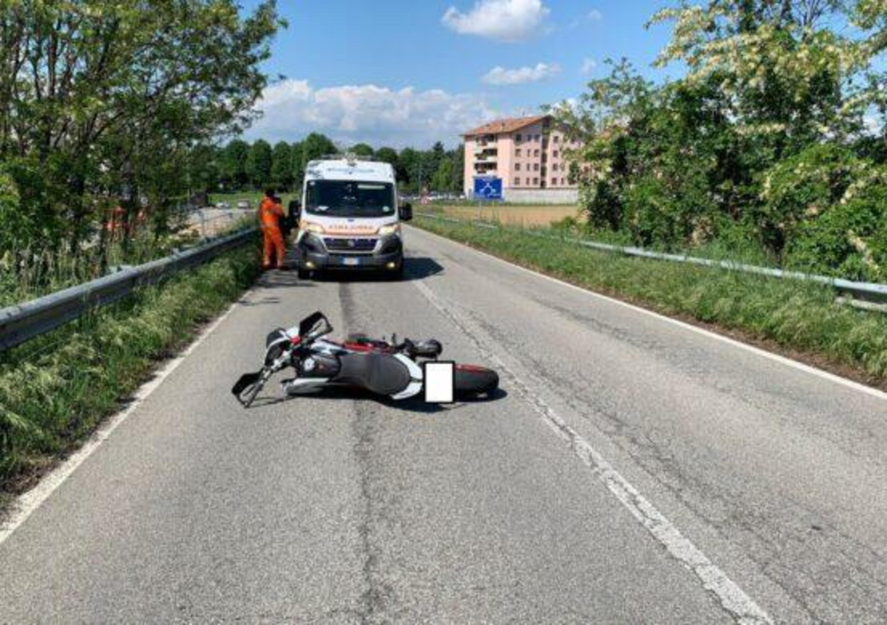 Pozzuolo Martesana, cade in moto per evitare buche sull&#039;asfalto