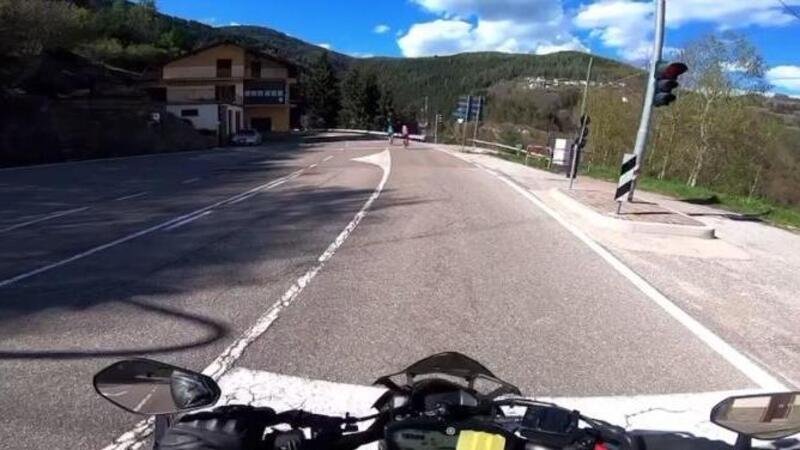 Ciclisti sfrecciano nonostante il semaforo rosso. Il video del motociclista &egrave; virale [VIDEO]