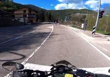 Ciclisti sfrecciano nonostante il semaforo rosso. Il video del motociclista è virale [VIDEO]