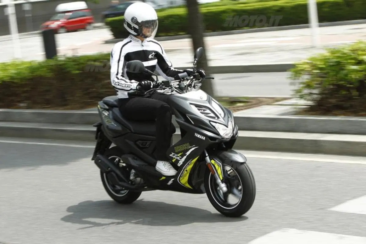 Yamaha Aerox R 50 (2)