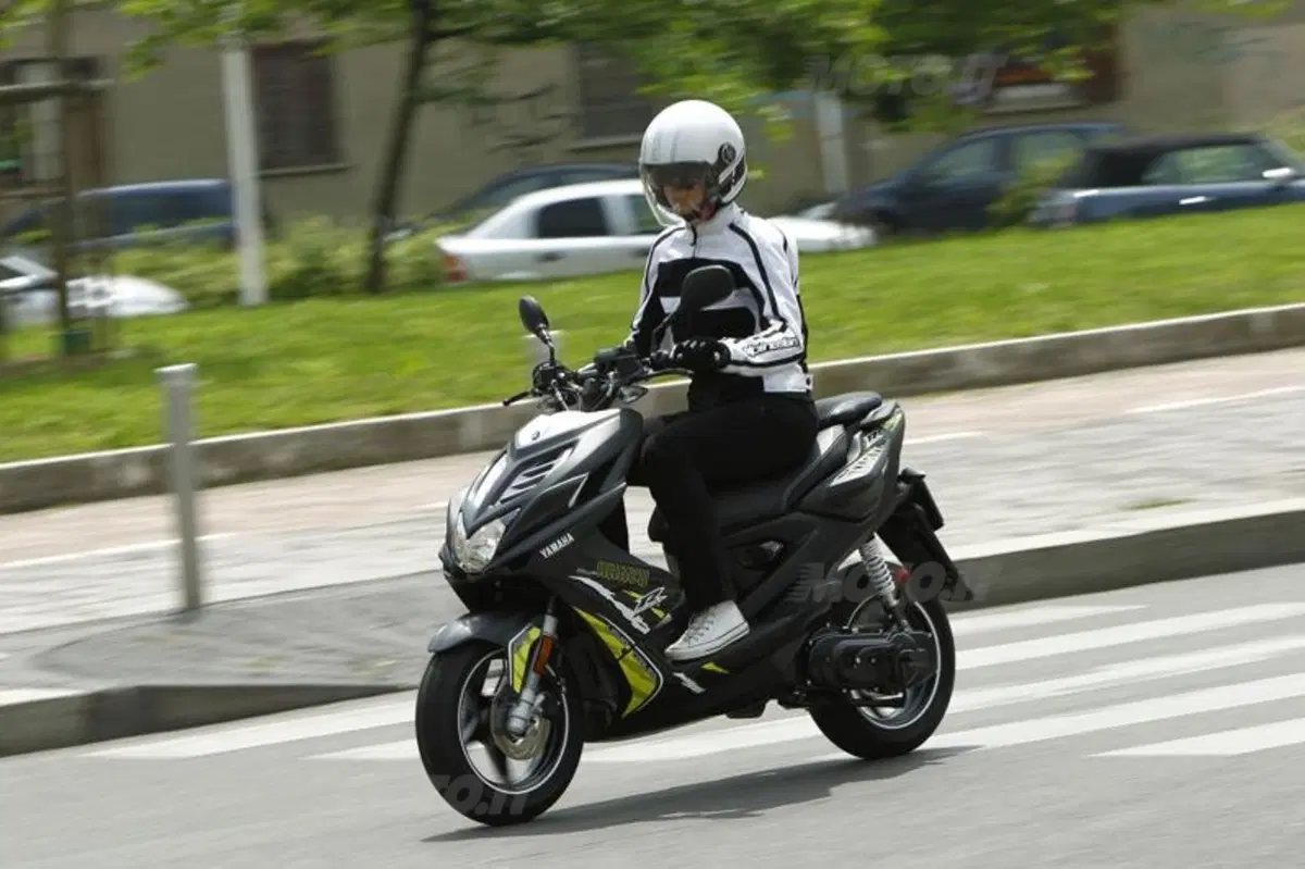 Yamaha Aerox R 50 (3)