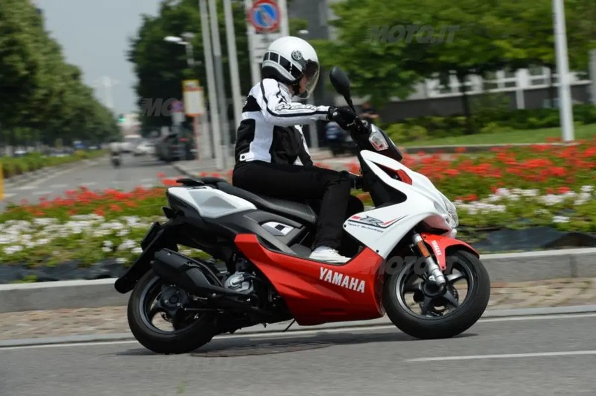 Yamaha Aerox R 50 (6)