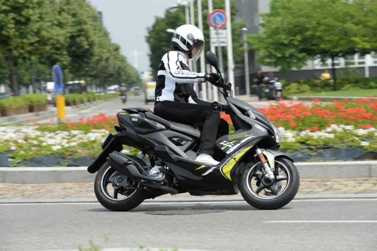 Yamaha Aerox R 50 (7)