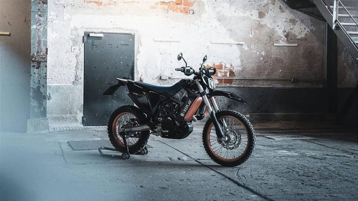 Husqvarna, tre serie speciali “701” con Replay (2)