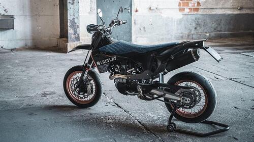 Husqvarna, tre serie speciali “701” con Replay (4)