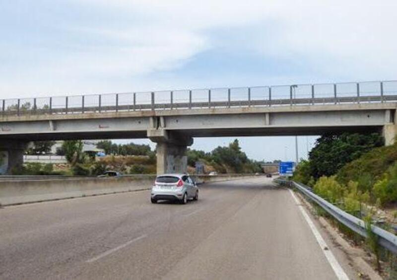 Lecce, in sella a due moto rapinano un furgone