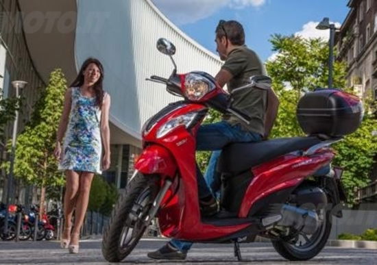 Kymco People One 125i a 2.100 euro con parabrezza e bauletto