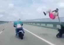 Epic fail: piccola moto, grossa distrazione… Enorme volo! [VIDEO CHOC]