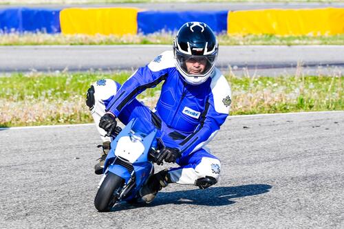 24 ore da solo, su una minimoto, alla caccia del record