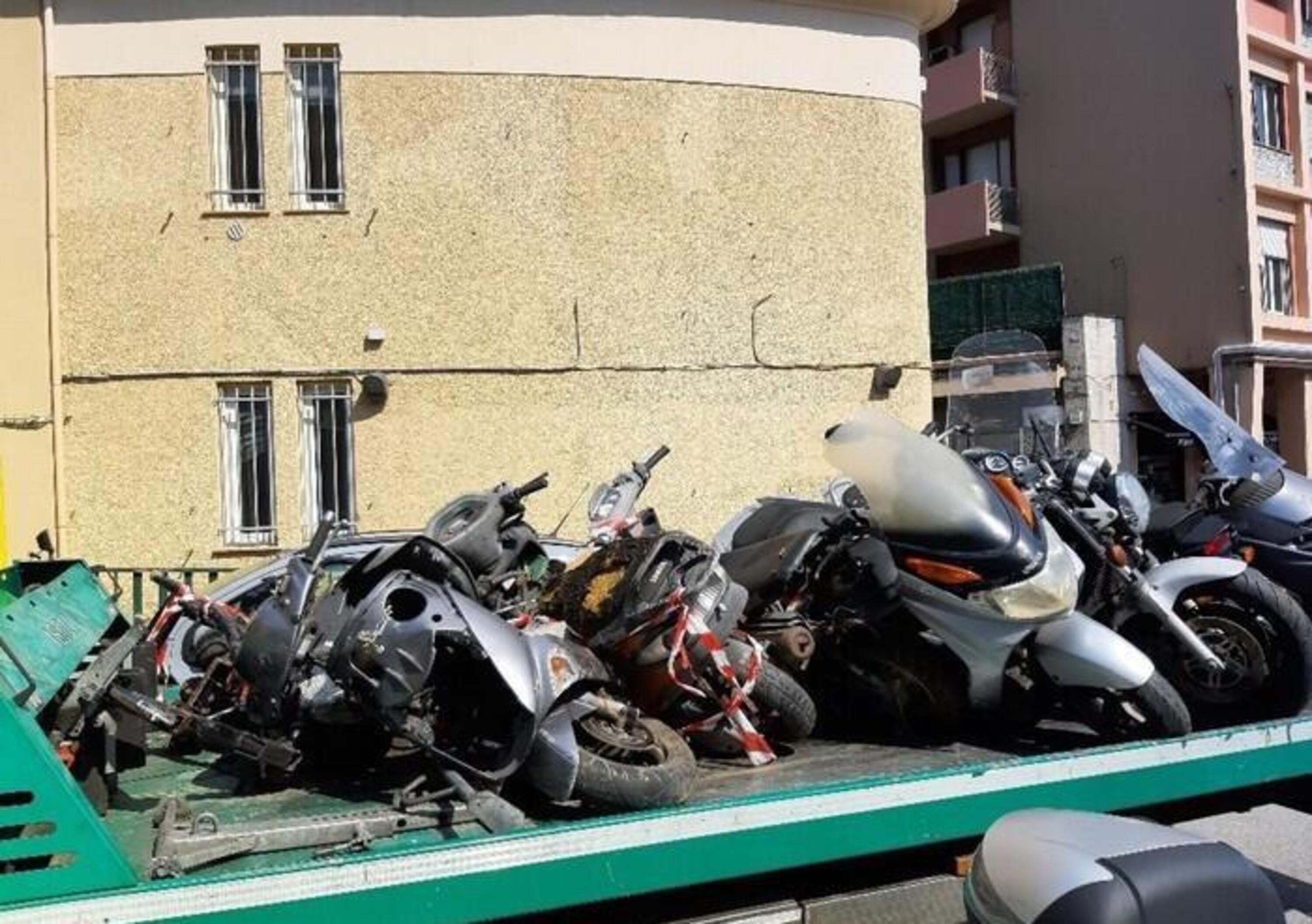 Genova, rimosse 330 carcasse di auto e moto abbandonate 