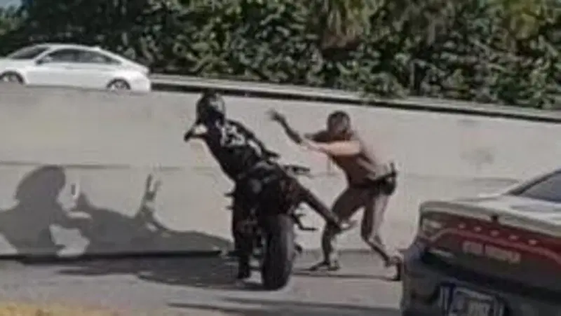 Guardie e ladri: il motociclista arrestato al volo [VIDEO VIRALE]