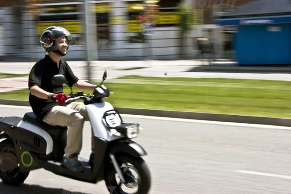 E-Tropolis Reload, lo scooter da lavoro, elettrico (15)
