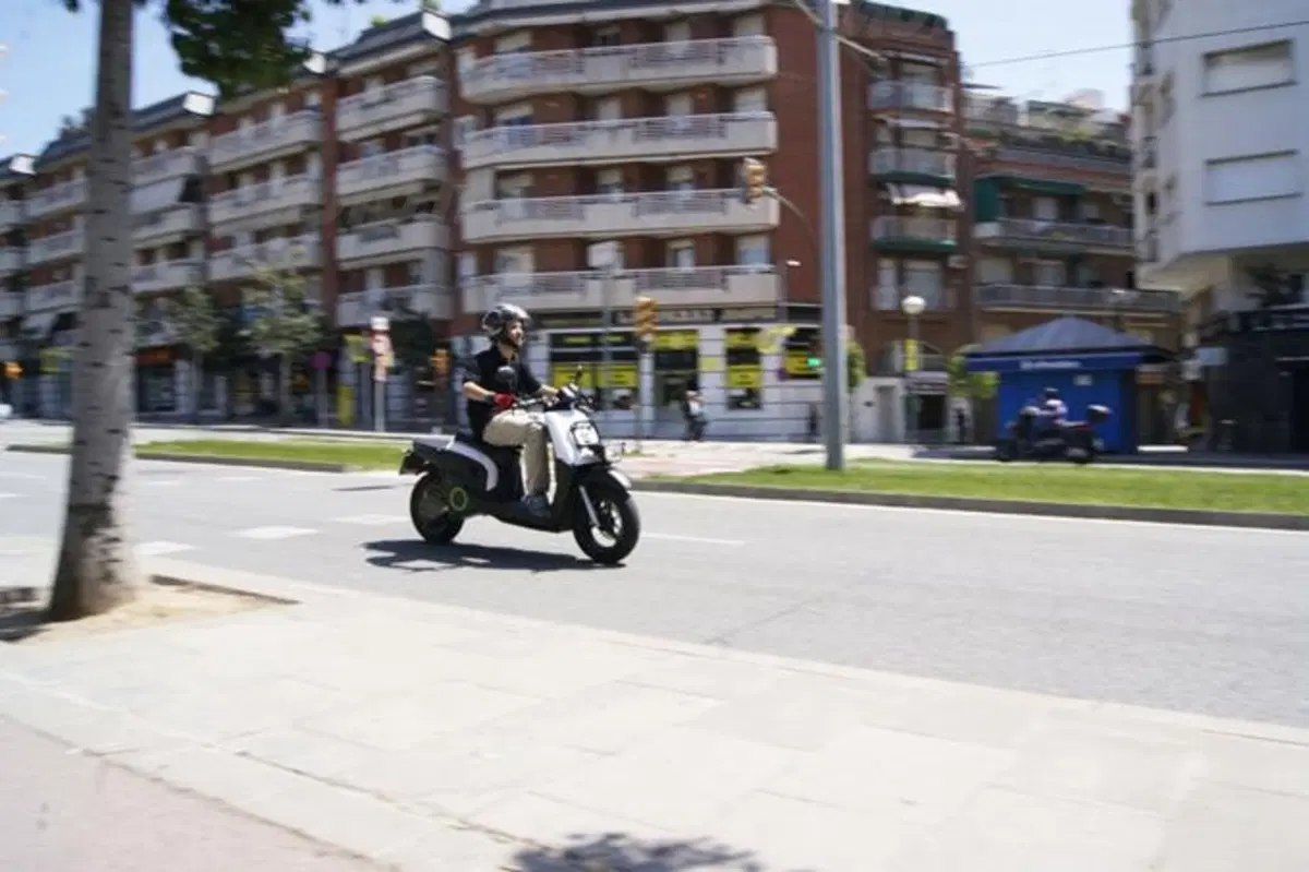 E-Tropolis Reload, lo scooter da lavoro, elettrico (16)