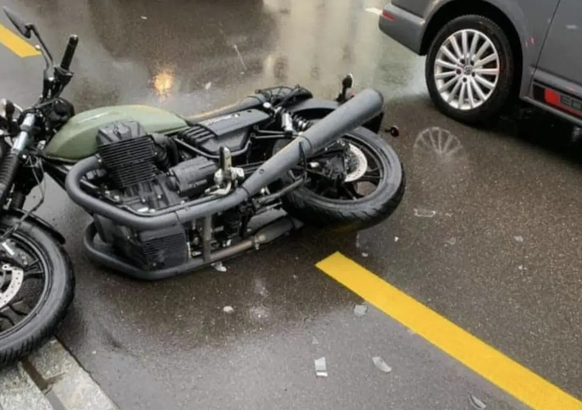 Nico Cereghini: "La Guzzi a terra e il motociclista spaventato"