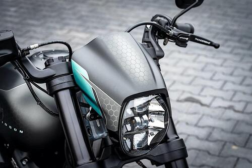 Harley-Davidson FXDR “Jester”. Omaggio alla Yamaha M1 Petronas (4)