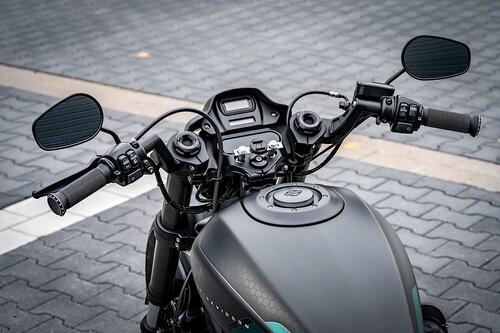 Harley-Davidson FXDR “Jester”. Omaggio alla Yamaha M1 Petronas (3)