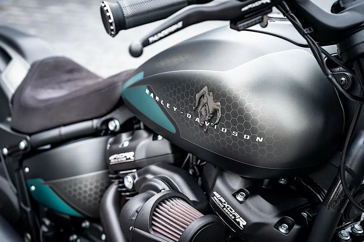 Harley-Davidson FXDR “Jester”. Omaggio alla Yamaha M1 Petronas (10)