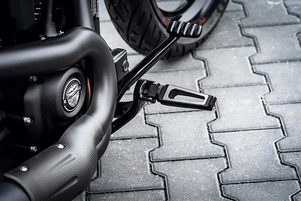Harley-Davidson FXDR “Jester”. Omaggio alla Yamaha M1 Petronas (15)