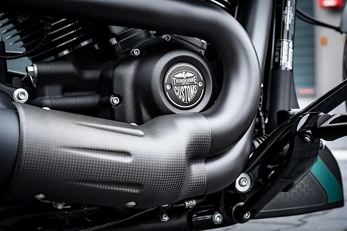 Harley-Davidson FXDR “Jester”. Omaggio alla Yamaha M1 Petronas (14)
