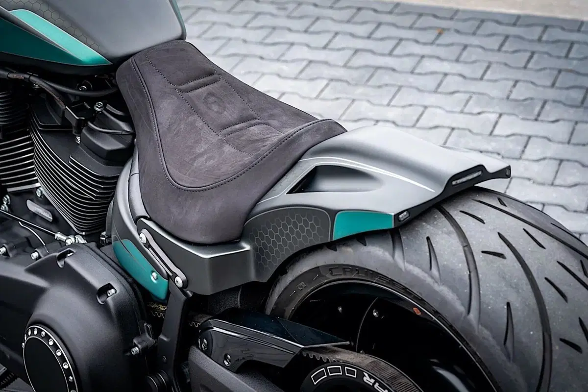 Harley-Davidson FXDR “Jester”. Omaggio alla Yamaha M1 Petronas (11)