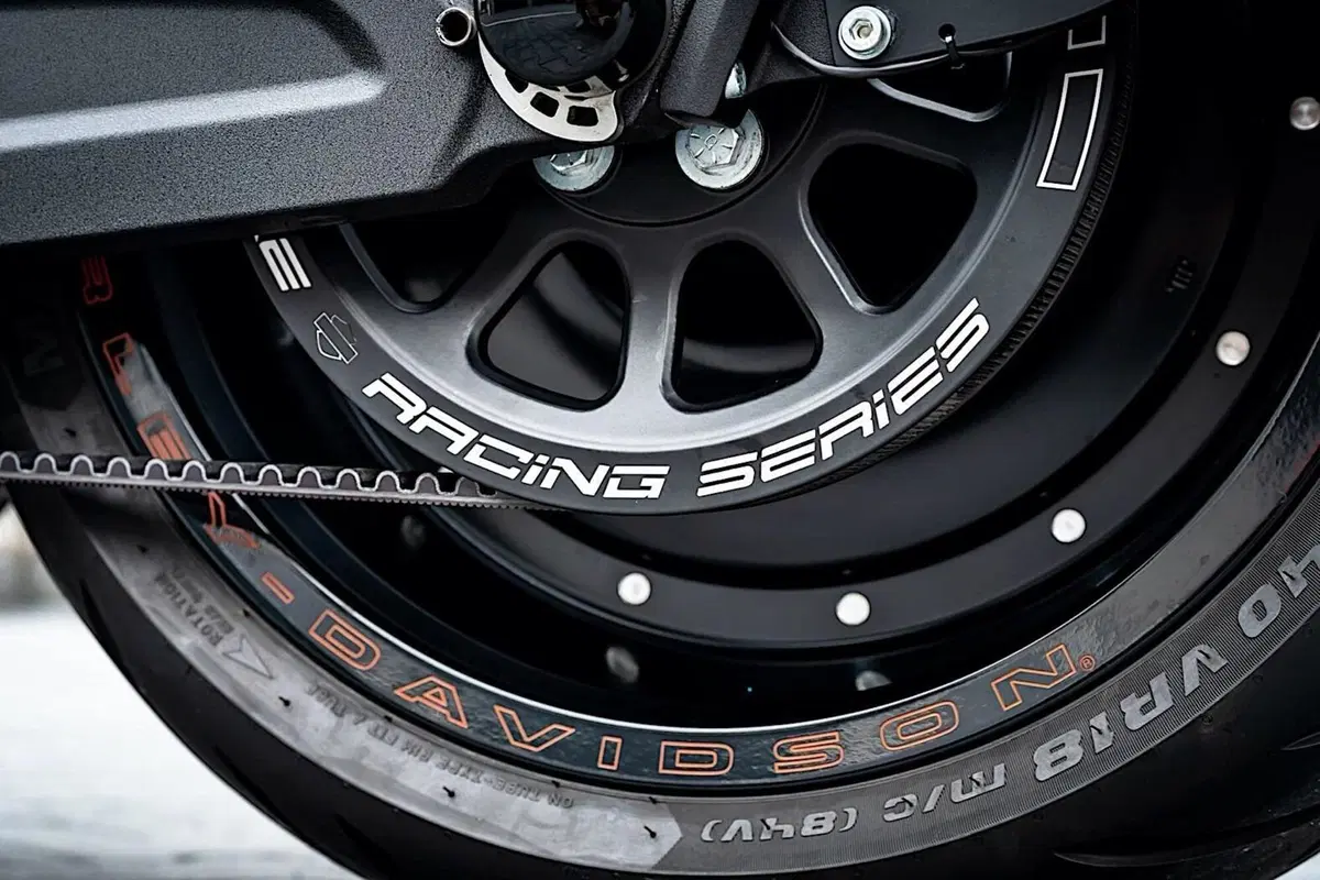 Harley-Davidson FXDR “Jester”. Omaggio alla Yamaha M1 Petronas (18)